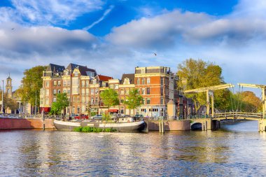 Geleneksel Hollanda Şehri Gündüz Mavnası ile Amsterdam Şehri. Yatay Resim Yönlendirmesi