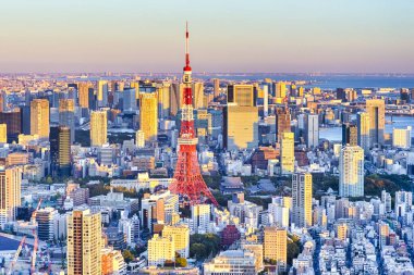 Japonya 'da Blue Hour' da Tokyo City 'nin inanılmaz Skyline' ı. Gökdelenler ve Önplandaki Meşhur Tokyo Kulesi. Yatay Resim Kompozisyonu