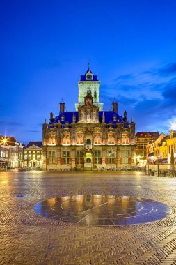 Hollanda, Hollanda 'da, Hollanda' da Blue Hour sırasında Hollanda Eski Şehir Delft 'indeki Yerel Markt Meydanı' nda (Market Meydanı) Stadhuis (Belediye Binası olarak bilinir). Dikey Resim