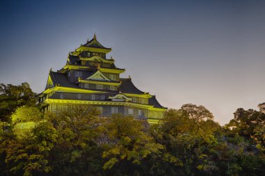Çerçevede geleneksel akçaağaç dalları olan Japonya 'daki Asahi Nehri üzerindeki Okayama City' deki Crow Castle veya Ujo Kalesi. Yatay Resim Yönlendirmesi