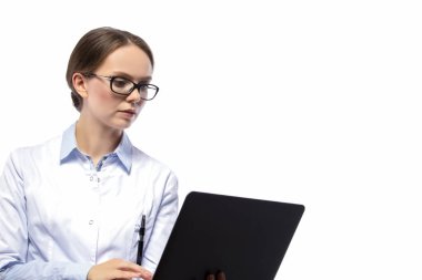 Tıp kavramları. Önlüklü Kadın Uygulayıcı. Beyazlara Karşı Dizüstü Bilgisayarlı. Yatay Resim Kompozisyonu