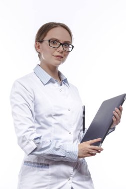 Tıp kavramları. Önlüklü Kadın Uygulayıcı. Beyazlara Karşı Dizüstü Bilgisayarlı. Dikey Resim