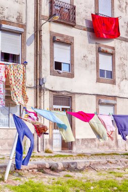 Seyahat Konsepti. Porto, Portekiz 'deki Giriş Kapısının Önündeki Çamaşırları Kurutmak. Dikey Resim