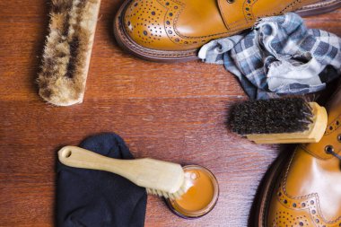 Erkek Ayakkabısı Konsept. Bronz Erkek Derbi Botları Temizlik Aksesuarları ve Balmumu Önünde. Yatay Görüntü Yönlendirme