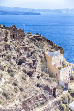 Seyahat Kavramları. Yunanistan 'ın Santorini Oia veya Ia Village kentindeki Caldera Volkanik Yamaçları üzerine Yunan Mimarisi manzarası. Foregoundda Geleneksel Solgun Evler. Dikey Resim Yönlendirmesi