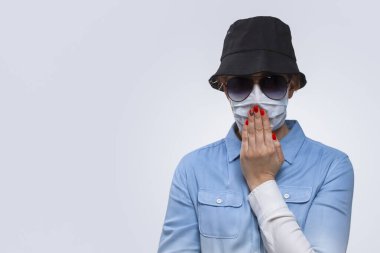 Virüs fikirleri. Gözlüklü Kafkas Kadın Coronavirus kavramı ve Kara Şapka Avuç İçi ile Ağzını Kapatıyor. Virüs Önleme için grip virüsü maskesi takıyor. Gray 'e. Yatay Görüntü