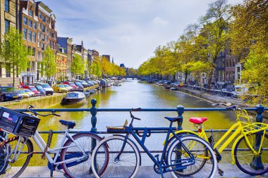 Hollanda 'da seyahat etmek. Amsterdam şehri. Geleneksel Hollanda Bisikletleri Amsterdam Kanalı 'nın önünde. Yatay Resim Kompozisyonu