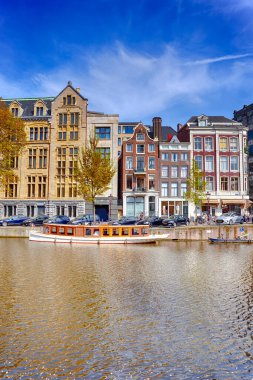 Geleneksel Hollanda Şehri Gündüz Mavnası ile Amsterdam Şehri. Dikey Resim Bileşimi