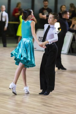 Riga, Letonya-15 Aralık 2019: Profesyonel Yetişkin Dans Çifti, 15 Aralık 2019 tarihinde Letonya 'nın Riga kentinde düzenlenen WDSF Baltık Grand Prix-2109 Şampiyonası' nda Latin-Amerikan Çocuk Programını gerçekleştirdi.