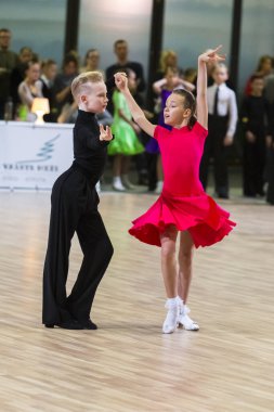 Riga, Letonya-15 Aralık 2019: Profesyonel Yetişkin Dans Çifti, 15 Aralık 2019 tarihinde Letonya 'nın Riga kentinde düzenlenen WDSF Baltık Grand Prix-2109 Şampiyonası' nda Latin-Amerikan Çocuk Programını gerçekleştirdi.