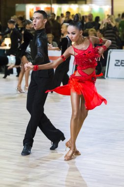 Riga, Letonya-15 Aralık 2019: Profesyonel Yetişkin Dans Çifti, 15 Aralık 2019 'da Letonya' nın Riga kentinde düzenlenen WDSF Baltık Grand Prix-2109 Şampiyonası Latin Amerika Gençlik Programını gerçekleştirdi.