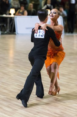 Riga, Letonya-15 Aralık 2019: Profesyonel Yetişkin Dans Çifti, 15 Aralık 2019 'da Letonya' nın Riga kentinde düzenlenen WDSF Baltık Grand Prix-2109 Şampiyonası Latin Amerika Gençlik Programını gerçekleştirdi.