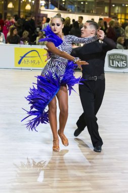 Riga, Letonya-15 Aralık 2019: Profesyonel Yetişkin Dans Çifti, 15 Aralık 2019 'da Letonya' nın Riga kentinde düzenlenen WDSF Baltık Grand Prix-2109 Şampiyonası Latin Amerika Gençlik Programını gerçekleştirdi.