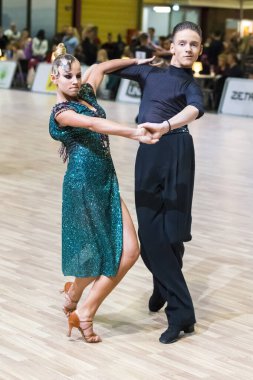 Riga, Letonya-15 Aralık 2019: Profesyonel Yetişkin Dans Çifti, 15 Aralık 2019 'da Letonya' nın Riga kentinde düzenlenen WDSF Baltık Grand Prix-2109 Şampiyonası Latin Amerika Gençlik Programını gerçekleştirdi.