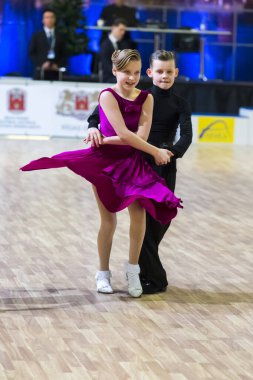 Riga, Letonya-15 Aralık 2019: Profesyonel Yetişkin Dans Çifti, 15 Aralık 2019 tarihinde Letonya 'nın Riga kentinde düzenlenen WDSF Baltık Grand Prix-2109 Şampiyonası' nda Latin-Amerikan Çocuk Programını gerçekleştirdi.