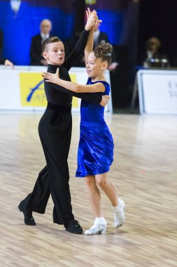 Riga, Letonya-15 Aralık 2019: Profesyonel Yetişkin Dans Çifti, 15 Aralık 2019 tarihinde Letonya 'nın Riga kentinde düzenlenen WDSF Baltık Grand Prix-2109 Şampiyonası' nda Latin-Amerikan Çocuk Programını gerçekleştirdi.