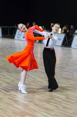 Riga, Letonya-15 Aralık 2019: Profesyonel Yetişkin Dans Çifti, 15 Aralık 2019 tarihinde Letonya 'nın Riga kentinde düzenlenen WDSF Baltık Grand Prix-2109 Şampiyonası' nda Latin-Amerikan Çocuk Programını gerçekleştirdi.