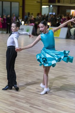 Riga, Letonya-15 Aralık 2019: Profesyonel Yetişkin Dans Çifti, 15 Aralık 2019 tarihinde Letonya 'nın Riga kentinde düzenlenen WDSF Baltık Grand Prix-2109 Şampiyonası' nda Latin-Amerikan Çocuk Programını gerçekleştirdi.