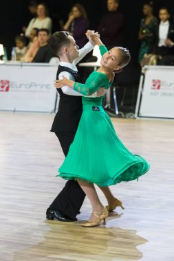 Riga, Letonya-15 Aralık 2019: Profesyonel Yetişkin Dans Çifti, 15 Aralık 2019 tarihinde Letonya 'nın Riga kentinde düzenlenen WDSF Baltık Grand Prix-2109 Şampiyonası Çocuk Avrupa Standart Programını gerçekleştirdi.