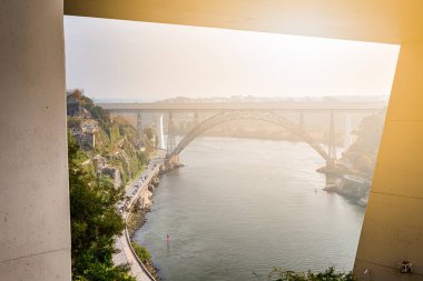 Portekiz 'de gündüz vakti Porto Köprüleri' nden biri. Yatay Resim Kompozisyonu