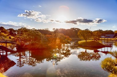 Japonya 'daki Okayama Korakuen Parkı' nda Kayo-no-ike Göleti ile geleneksel Japon Bahçesi. Yatay Vuruş