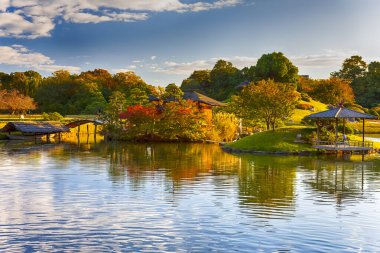 Okayama City, Japonya 'da Okayama Korakuen Bahçesinde Kayo-no-ike Göleti ile geleneksel Japon Bahçesi. Yatay Görüntü Kompozisyonu