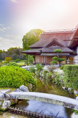Okayama City, Japonya 'daki Okayama Korakuen Garden' daki Kayo-no-ike Pond 'da klasik Japon bahçesi. Dikey Resim Kompozisyonu