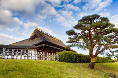 Okayama City, Japonya 'daki Okayama Korakuen Bahçesinde Japon Mimarisi. Yatay Görüntü Kompozisyonu