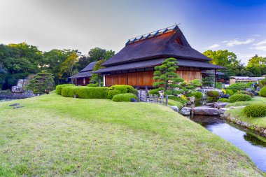 Okayama City, Japonya 'daki Okayama Korakuen Bahçesindeki Kayo-no-ike Gölü' ndeki klasik Japon Bahçesi. Yatay Görüntü
