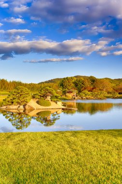 Japonya 'daki Okayama Korakuen Parkı' nda Kayo-no-ike Pond ile geleneksel Japon Bahçesi. Dikey Yönlendirme