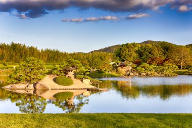 Japonya 'daki Okayama Korakuen Parkı' nda Kayo-no-ike Göleti ile geleneksel Japon Bahçesi. Yatay Görüntü