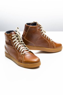 Beyaz Arkaplan Karşısında Yeni Deri Deri Tan Motorsikletli Botlar. Dikey Resim Bileşimi