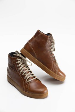 Motosikletçi Tan Deri Koruyucu Botlar 'ın yakın çekimi. Beyaz arka plana karşı. Dikey Çekim