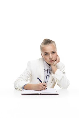 Eğitici kavramlar. Hüzünlü ve Kafkasyalı Genç Kız 'ın Portresi. Kitap ve Not Alma Poz Veriyor. Beyaz 'da izole edilmiş. Dikey Resim DüzenleyiciName