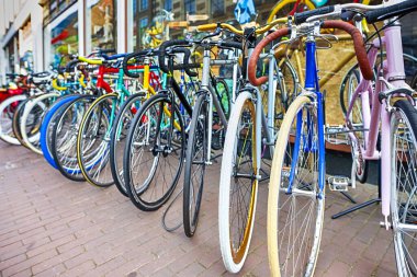 Hollanda seyahati. Hollanda, Amsterdam 'da bisiklet kuyruğu var. Yatay Resim