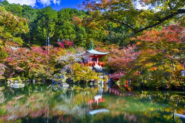 Japon seyahati. Japonya 'nın Kyoto şehrinde Güzel Kızıl Akçaağaç Sonbahar sezonunda ünlü Daigo-ji Tapınağı. Foregorund 'daki Pond Reflections ile. Yatay Resim Yönlendirmesi