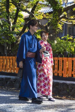 KYOTO, JAPONYA - 8, 2019: Kyoto, Japonya 'da Geleneksel Japon Kimonosu Giyen Genç Erkek ve Kadın.