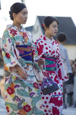 KYOTO, JAPONYA - 8, 2019: Geleneksel İpek Geyşa 'nın Kimonosu Japonya' nın Kyoto Caddesi 'nde Gezen Genç Japon Kızları Grubu.