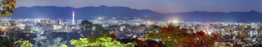 Japonya 'daki Kyoto City Skyline' ın panoramik görüntüsü. Yatay Yönlendirme