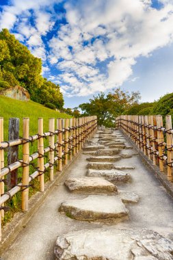 Japonya 'daki Okayama Korakuen Bahçesindeki Taş Merdivenler. Altın Saat 'te çekildi. Dikey Bileşim