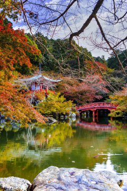 Japon Kültür Mirası. Serene Famous Daigo-ji Tapınağı Japonya 'nın Kyoto şehrinde Güzel Kırmızı Akçaağaç Sonbahar sezonunda. Dikey Resim