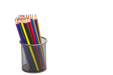 Metal Yuvarlak Tutucu 'ya yerleştirilmiş bir grup Renkli Tahta Kalem. Beyazın Üzerinde İzole Edilmiş. Yatay Resim Kompozisyonu