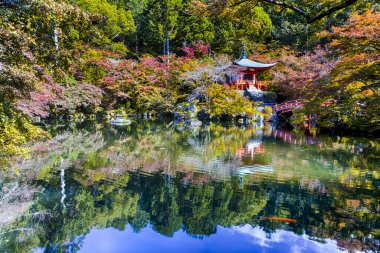 Japon mirası. Serene Famous Daigo-ji Tapınağı Japonya 'nın Kyoto şehrinde Güzel Kırmızı Akçaağaç Sonbahar sezonunda. Foregorund 'daki Pond Reflections ile. Yatay resim