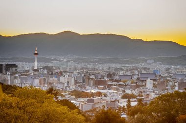 Japon seyahati. Japonya 'nın Kyoto şehrinde, Golden Hour' da gün batımı. Yatay Resim Kompozisyonu