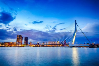 Hollanda Seyahat Hedefi. Port ve Harbour 'un önündeki Rotterdam' daki ünlü Erasmusbrug (Kuğu Köprüsü) manzarası. Resim alacakaranlıkta çekildi. Yatay Görüntü