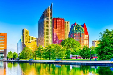 Hollanda seyahati. Hollanda 'daki Mavi Saatteki Lahey Gökdelenleri. Yatay Resim Kompozisyonu