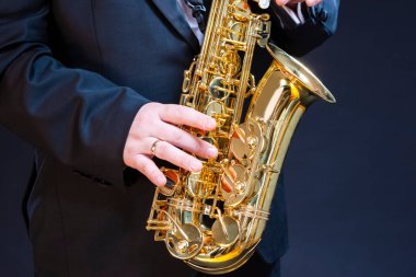 Profesyonel Saksofoncu Zenciye Karşı Oyuncu 'nun elleri. Yatay resim