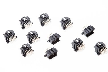 Elektronik Bileşenler Konsepti. Kısa Açı PCB Bağlantıları Satırlarının Kapanışı ya da Beyaz Arkaplan Çizgilerine Yerleştirilmiş Terminal Blokları. Yatay Bileşim