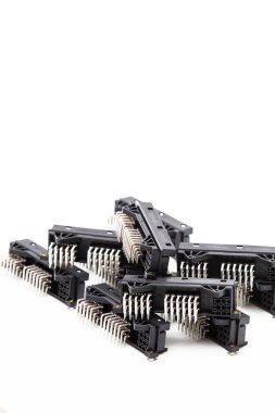 Elektronik Bileşenler Konsepti. Uzun Açılı PCB Bağlantılarının ya da Beyaz Arkaplana Rastgele Yerleştirilmiş Terminal Bloklarının Kapanışı. Dikey resim