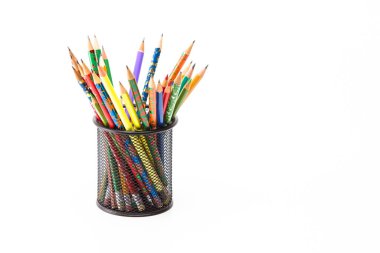 Sanat ve zanaat fikirleri. Metal Yuvarlak Tutucu 'da Birleştirilmiş Renkli Tahta Kalemlerin Varyasyonu. Beyazın Üzerinde İzole Edilmiş. Yatay Görüntü